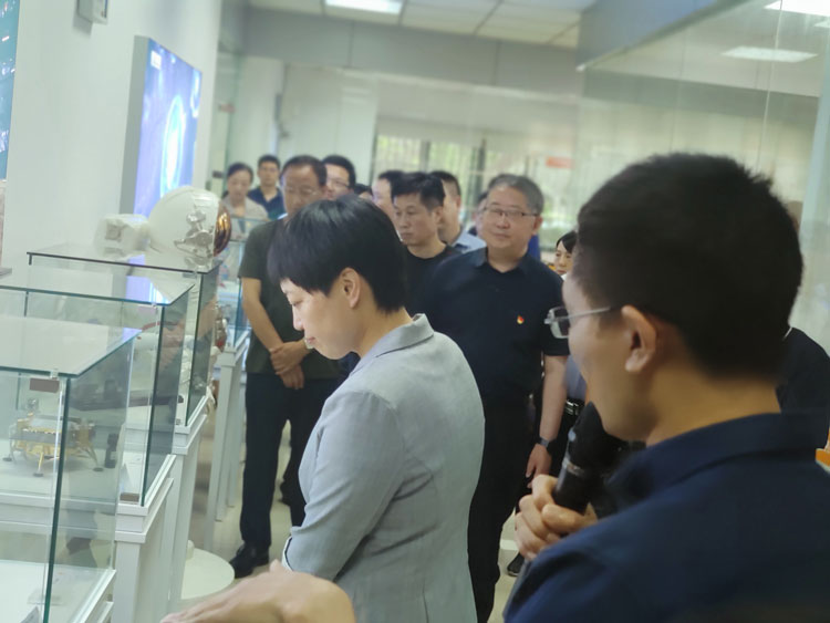 Представители местных органов власти приезжают в музей графена